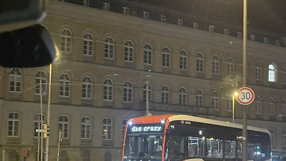 Ein Foto von einem Bus mit Aufschrift „das crazy“ auf seiner digitalen Anzeige, aufgenommen am Neumarkt in Osnabrück, sorgt auf TikTok für Lacher. Foto: Kimberly Grozier