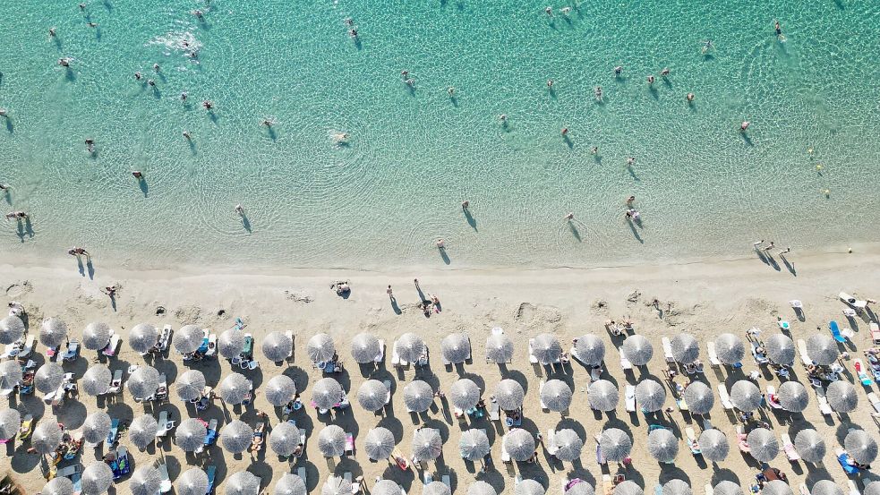 Beliebtes Sommerziel: In den Tui-Buchungen für das kommende Jahr liegt Griechenland weit vorn. (Archivbild) Foto: Thanassis Stavrakis/AP/dpa