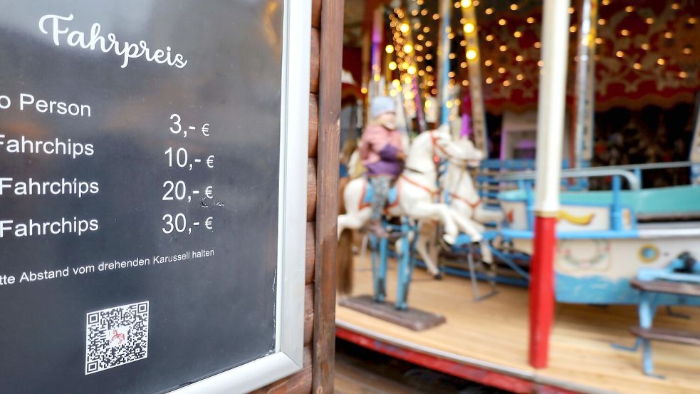 Die Preise beim historischen Karussell auf dem Weihnachtsmarkt in Osnabrück haben sich nicht verändert - so wie viele andere Preise. Manches ist jedoch teurer geworden. Foto: Thomas Wübker