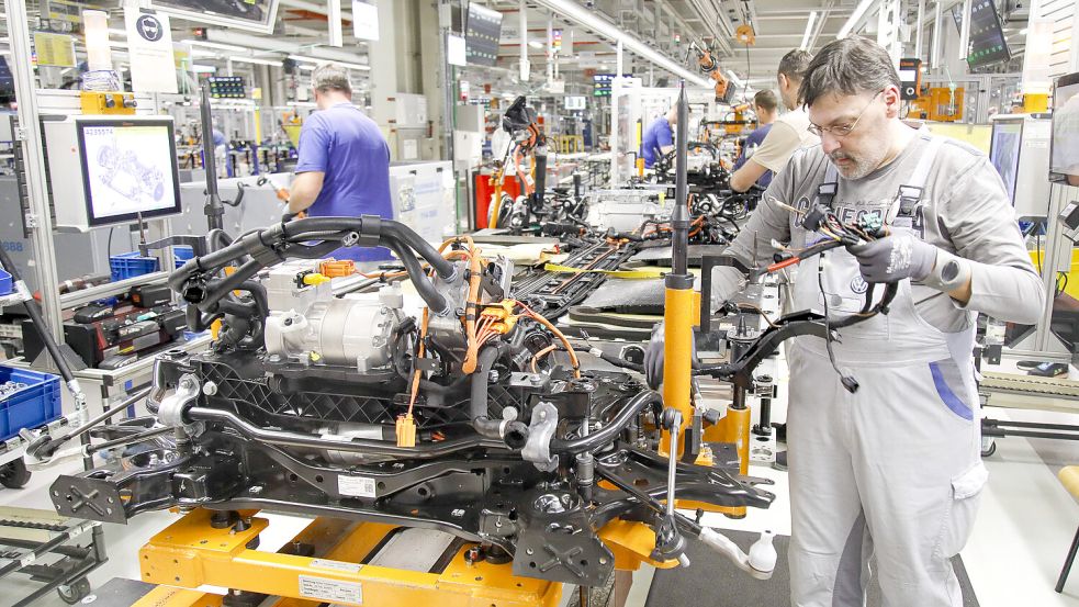 Produktionslinie im VW-Werk: Um Kosten zu senken, trennt sich der Konzern per Abfindung vor allem von älteren, gut bezahlten Mitarbeitern. Foto: IMAGO/pictureteam