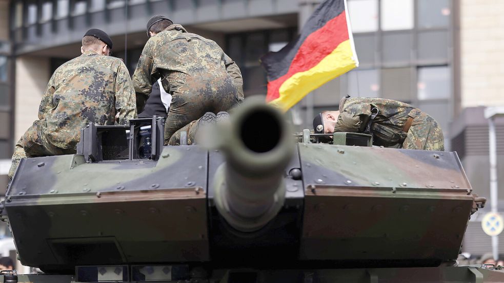 Ein Leopard-2-Panzer beim Gelöbnis von Rekruten der Bundeswehr im Sommer in Düsseldorf. Foto: IMAGO/Christoph Hardt