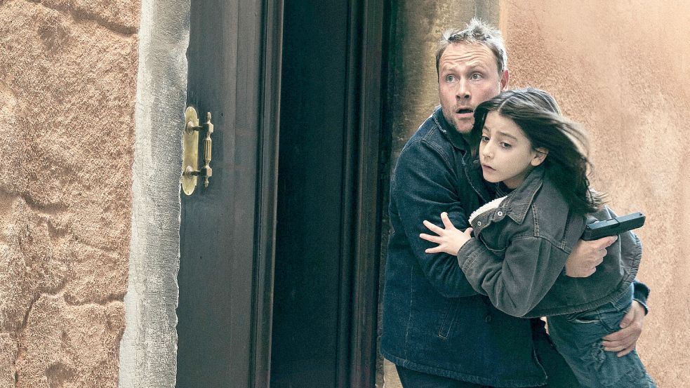 Voller Einsatz, um den siebenjährigen Luca (Ettore Rosetto) zu retten: Max Riemelt als „Angelo“ in „Spurlos in Venedig“. Foto: ARD Degeto Film/Lailaps Films/Alfio Sambataro