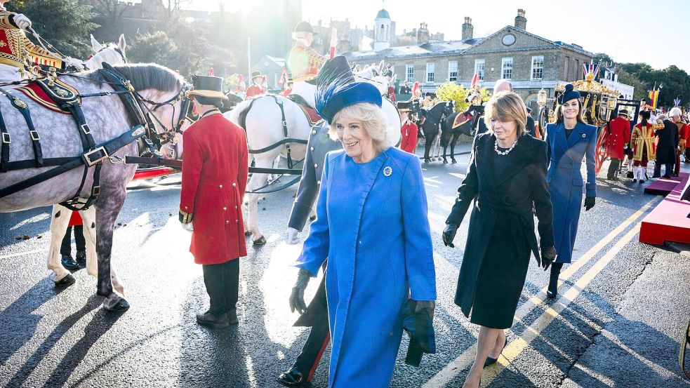 Vor dem militärischen Empfang fuhren Steinmeier und Büdenbender mit ihren Gastgebern per Kutsche durch die Straßen von Windsor. Foto: Bernd von Jutrczenka/dpa