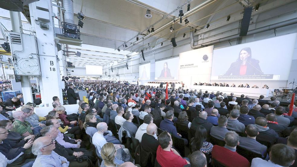 Die Betriebsratsvorsitzende Daniela Cavallo berichtete vor Tausenden Beschäftigten in Halle 11 über die Stimmung in der Belegschaft. Foto: Kevin Nobs/VW-Betriebsrat/dpa