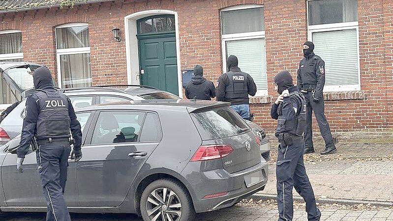 Einsatzkräfte durchsuchten am Dienstagmittag in der Oldersumer Straße mehrere Objekte.