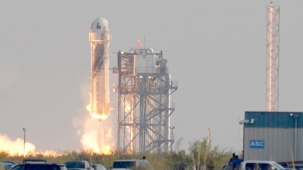 Beim nächsten All-Ausflug mit dieser Rakete sollen auch zwei Deutsche dabei sein. (Archivbild) Foto: Tony Gutierrez/AP/dpa