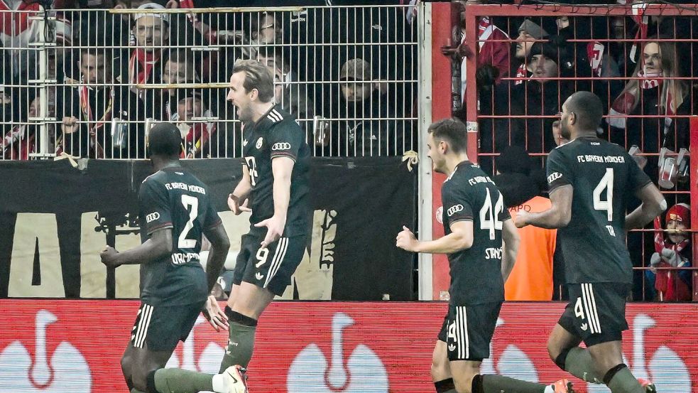 Auch Kane (M.) traf nach einem ruhenden Ball. Foto: Soeren Stache