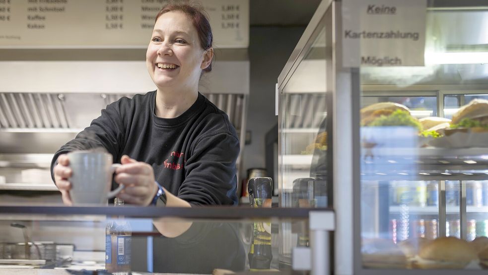 Karolina Sander arbeitet seit April 2013 in dem kleinen Imbiss, den Bernhard Lübke 2007 gegründet hatte. Foto: Swaantje Hehmann