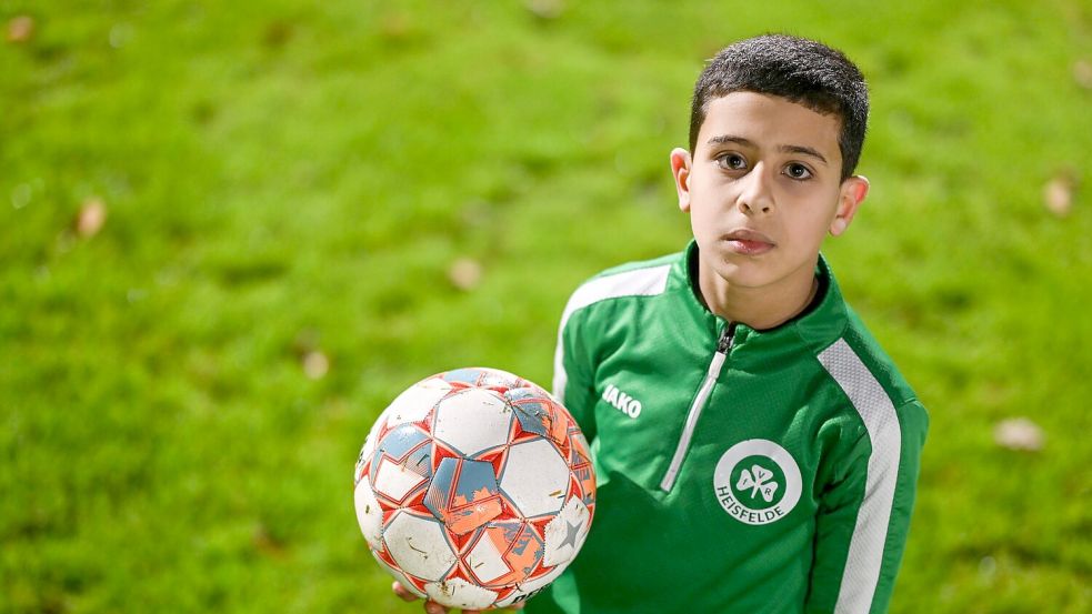 Der neunjährige Fußballer Wasen Al-Ali auf dem Sportplatz in Heisfelde. Foto: Lars Penning