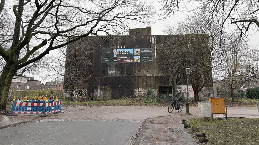Das Vermarktungsschild hängt schon: Dieser Bunker ist das letzte Bauprojekt am Neuen Delft. Foto: Stephanie Schuurman