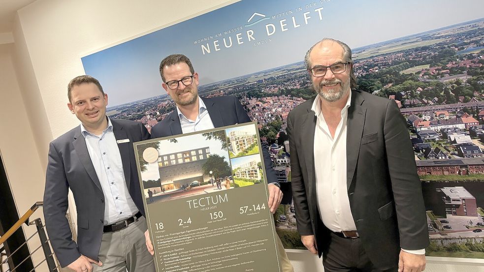 Beim Neuen Delft eine Einheit: Sparkassen-Baufinanzierer Jan-Steffen Daniels, EBB-Immobilienvermittler Bodo Diekmann und Planer Paul Stein (von links). Foto: Stephanie Schuurman
