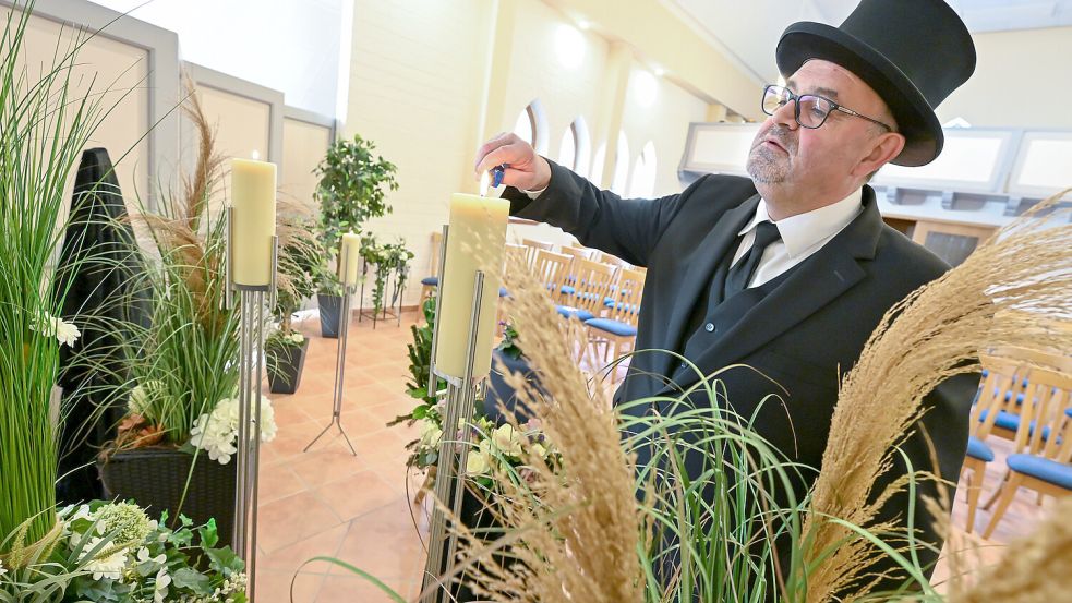 Martin Janssen kümmert sich um alles, was rund um die Bestattung anfällt. Foto: Klaus Ortgies