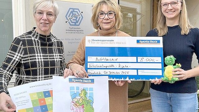 Brigitte Scheuer (Mitte), Filialleiterin der Sparda-Bank in Osnabrück, überreicht den symbolischen Scheck an Nicole Heckerodt (rechts), Leiterin der Krebsberatungsstelle, und Heike Köhler (links), Referentin für Öffentlichkeit und Fundraising. Foto: Sparda-Bank West