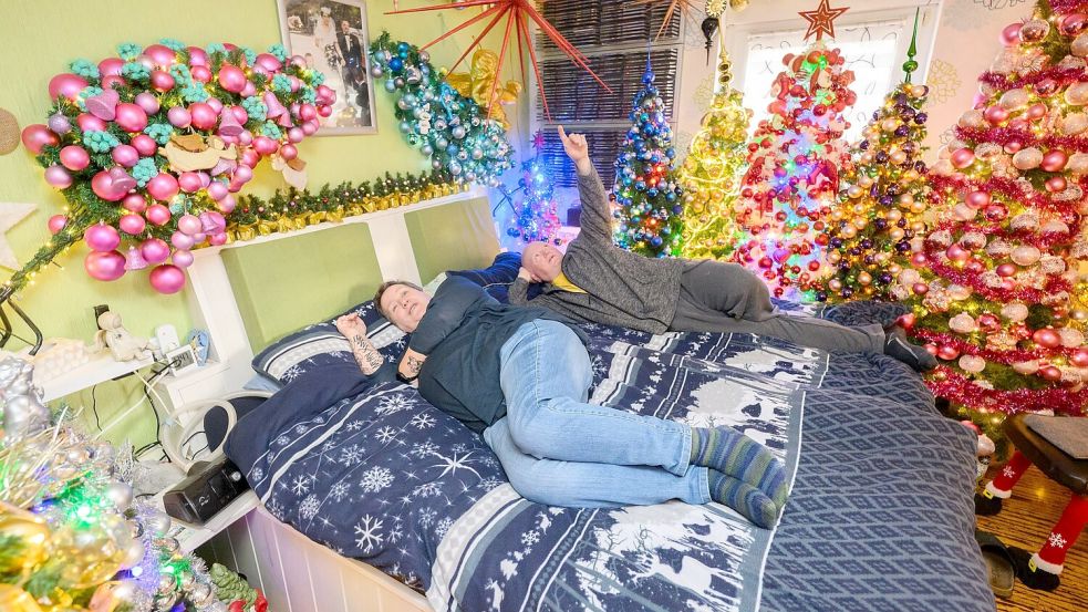 Überall im Haus stehen Weihnachtsbäume - auch im Schlafzimmer. Foto: Julian Stratenschulte