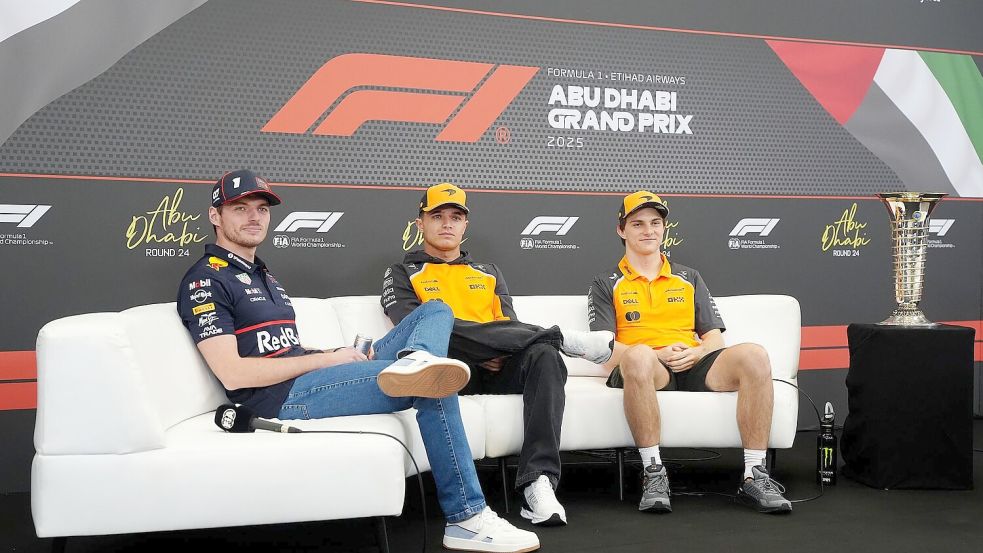 Die drei WM-Rivalen und der Pokal der Begierde. Foto: David Davies