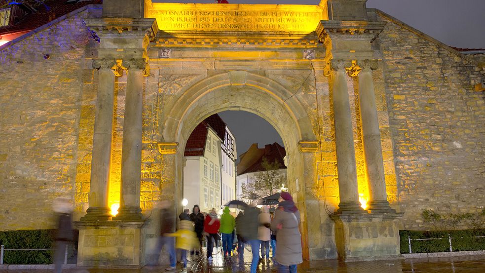 Am Nikolauswochenende lädt das Heger-Tor-Viertel in Osnabrück zu einem besonderen Weihnachtsbummel ein. „Advent in der Altstadt“ bietet am Freitag und Samstag, 5. und 6. Dezember 2025, festliche Beleuchtung, weihnachtliche Musik, kleine Aktionen und Kunsthandwerk. Foto: Archiv/ArPhilipp Hülsmann