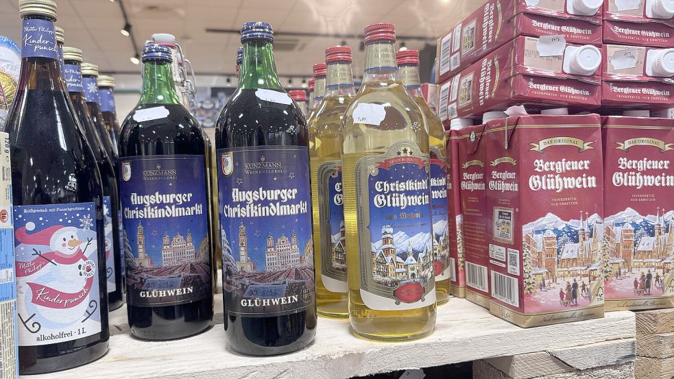 Glühwein ist dank seines Alkoholgehaltes und der enthaltenen Säure in Flaschen ziemlich lange haltbar. Foto: Imago/Sven Simon