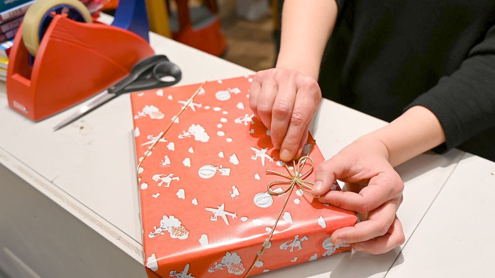 Geschenke ja - aber viele Menschen haben dafür weniger Geld zur Verfügung. (Symbolbild) Foto: Elisa Schu/dpa