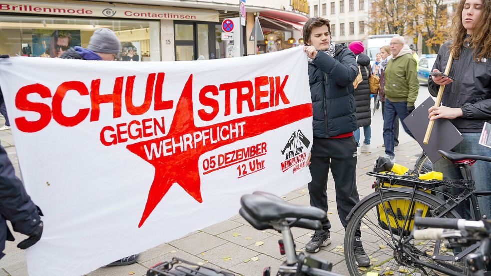 In großen und in kleineren Städten wollen Jugendliche mit Unterstützung von Gewerkschaften, Parteien und Friedensorganisationen gegen die (weiter ausgesetzte) Wehrpflicht demonstrieren. Foto: IMAGO/Michael Nguyen