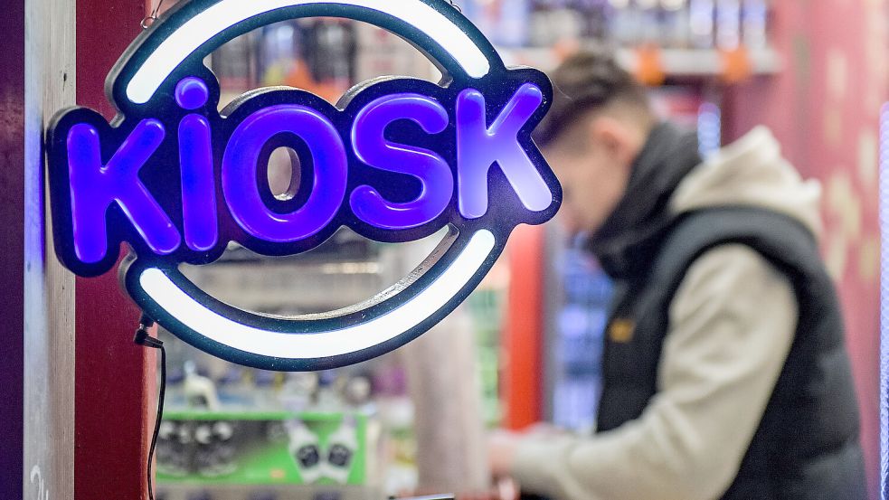 Ein Jugendlicher kauft in einem Kiosk ein. Noch immer ist es für Jugendliche im Kreis Aurich kein Problem, an Alkohol zu gelangen. Foto: DPA