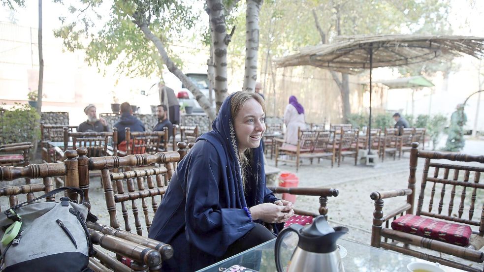Die Britin Zoe Stephens führt Touristinnen durch Afghanistan. Foto: Sami Jan/dpa