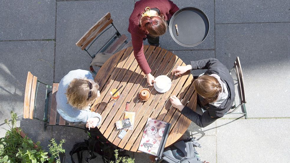 Im Gastgewerbe gibt es die meisten Jobs mit Niedriglohn. (Archivbild) Foto: Sebastian Kahnert