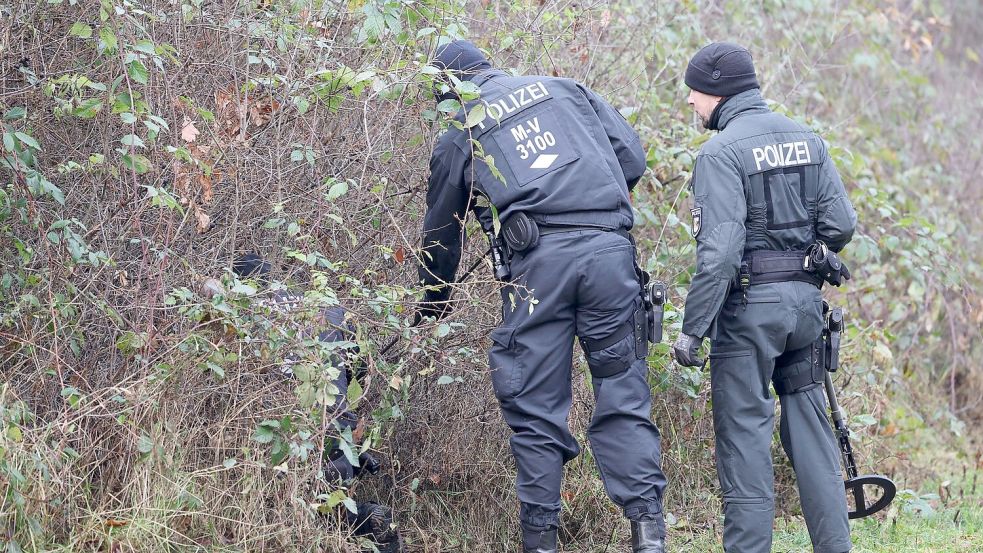 Nach Auskunft von Staatsanwaltschaft und Polizeipräsidium Rostock waren rund 20 Beamte im Einsatz. Foto: Bernd Wüstneck