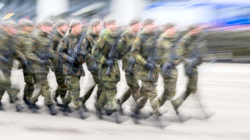 Soldaten marschieren in einer Kaserne: Viele junge Menschen haben wohl eher schwammige Vorstellungen vom Wehrdienst. Foto: Julian Stratenschulte/dpa/Archiv