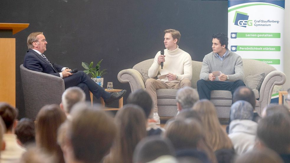 Ab Graf-von-Stauffenberg-Gymnasium in Osnabrück geschah das, was woanders so oft vermisst wurde, im ganz großen Rahmen: Verteidigungsminister Boris Pistorius debattierte mit Schülern über den neuen Wehrdienst. Foto: André Havergo