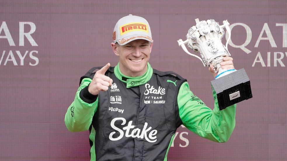 Was für eine Freude, als es endlich so weit war: Das Ende der podestslosen Zeit von Nico Hülkenberg. (Archivbild) Foto: Darko Bandic/AP/dpa