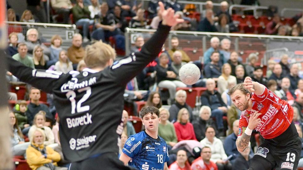 Kurz vor dem Torerfolg: OHV-Spieler Axel Rämhed wird diesen Ball versenken. Die Zuschauer erlebten einen abwechslungsreichen Handballabend in der Arena. Foto: Jens Doden