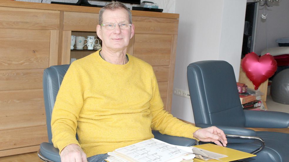 TuRa-Hallensprecher Bernhard Schwitters hat sein Handballleben in rund 30 Ordner abgelegt. Sie beinhalten Spielberichte, Mannschaftsaufstellungen und Statistiken. Foto: Wolf-Rüdiger Saathoff