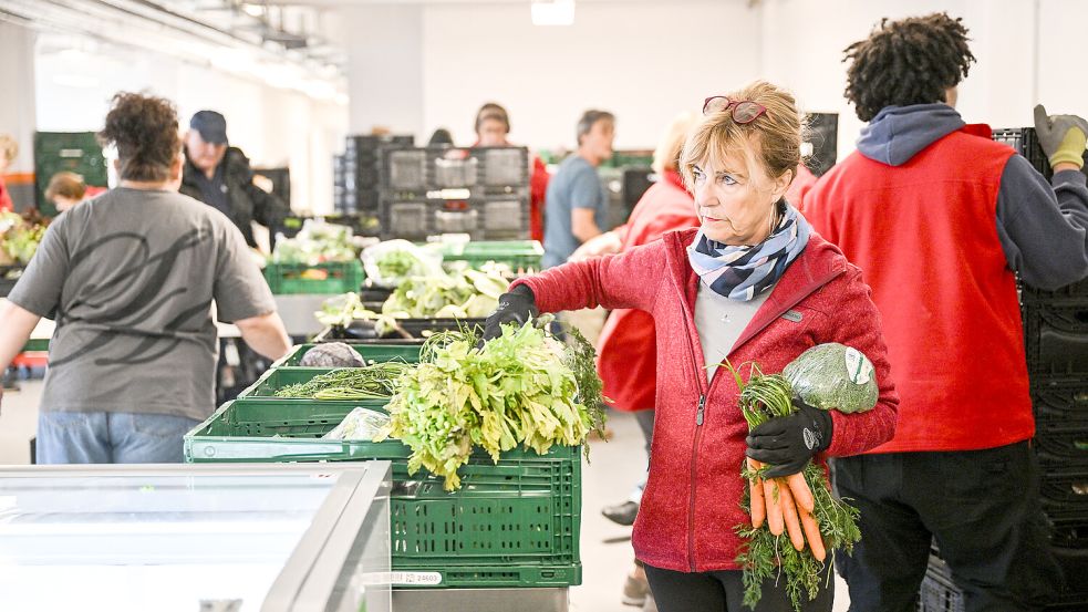 Rund 77.000 ehrenamtliche Helfer engagieren sich bei einer der 975 Lebensmitteltafeln in Deutschland. Foto: IMAGO/Vladimir Wegener