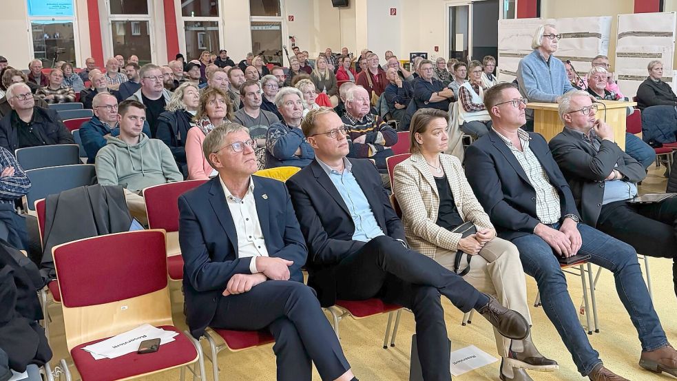 Zahlreiche Interessierte, darunter auch Vertreter der Stadt Aurich und des Landes Niedersachsen, waren nach Moordorf gekommen. Foto: Holger Janssen