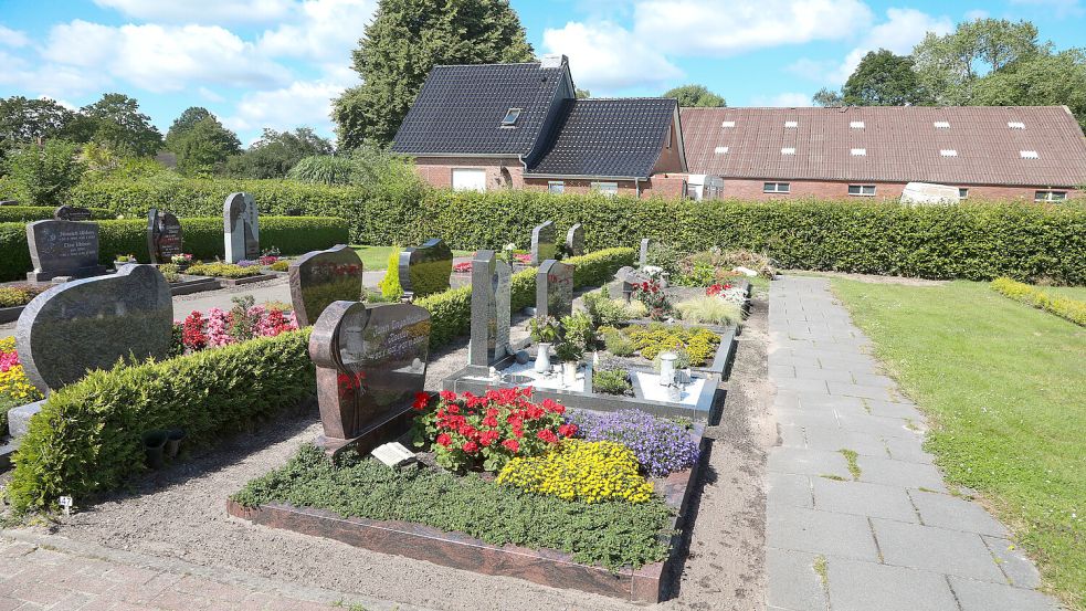 Der Friedhof in Simonswolde ist in kommunaler Hand. Hier ein Bild aus dem Sommer 2024. Foto: Romuald Banik