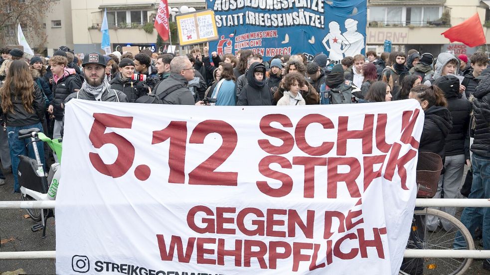 Rund 3000 Schüler und andere Menschen demonstrieren in Berlin-Kreuzberg gegen einen Wehrdienst. Foto: Markus Lenhardt