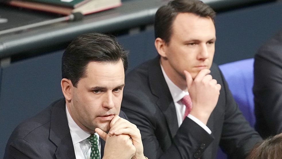 Johannes Winkel (links), Vorsitzender der Jungen Union, und Pascal Reddig, Vorsitzender der Jungen Gruppe der Unionsfraktion, hatten angekündigt, bezüglich des Rentenpakets mit „Nein“ zu stimmen. Foto: dpa/Kay Nietfeld