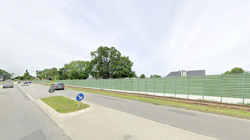 So könnten die Lärmschutzwände aussehen, die entlang der Strecke Aurich-Abelitz nötig wären. Grafik: Emch + Berger