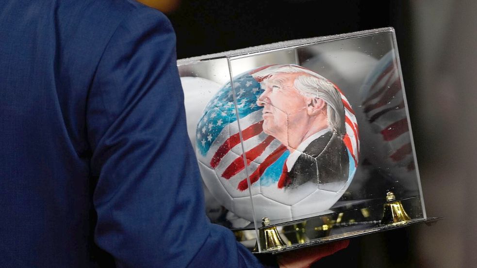 Vor der Auslosung ist auch ein Ball mit dem Gesicht von Trump zu sehen. Foto: Julia Demaree Nikhinson/AP/dpa