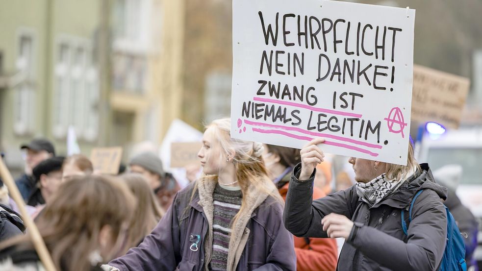 Rund 200 Personen nahmen an einer Demonstration gegen die Pläne der Bundesregierung zum Wehrdienst in Osnabrück teil. Foto: Sebastian Dannenberg