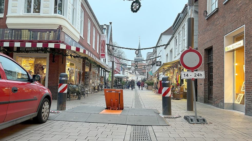 Die Zufahrt zur Burgstraße ist derzeit ab dem Nachmittag blockiert. Zu den anderen Zeiten müssen Autofahrer aufpassen, dass sie nicht aufsetzen. Foto: Matthias Hippen