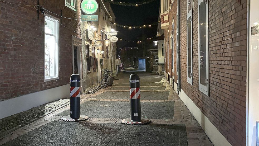 In der Hafenstraße reichen Poller, um die Zuwegung zu versperren. Die Durchfahrt ist nicht für rettungsverkehr nötig. Foto: Karin Böhmer