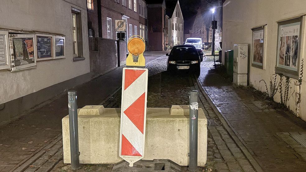 Am Ende des Lambertshofs steht verstärkt ein Betonklotz die üblichen Poller, damit kein Auto in die Burgstraße gelangen kann. Foto: Karin Böhmer