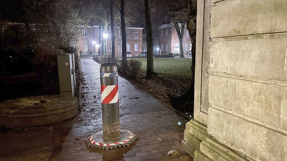 Der Fußweg zwischen Burgstraße und Schloss wurde zur Sicherheit auch für Autos blockiert. Foto: Karin Böhmer