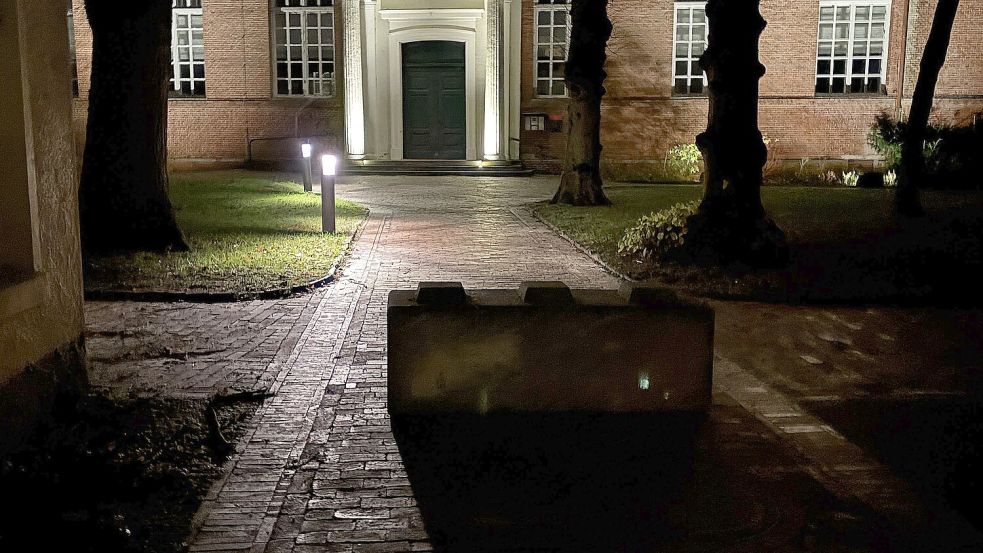 Am Durchgang von der Burgstraße zum Haupteingang der Lambertikirche hat die Stadt mit einem Betonklotz abgesperrt. Foto: Karin Böhmer