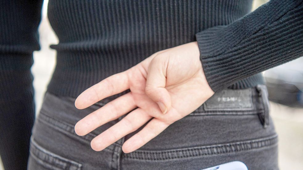 Kennen Sie diese Hilfezeichen? Foto: dpa/Bernd Diekjobst