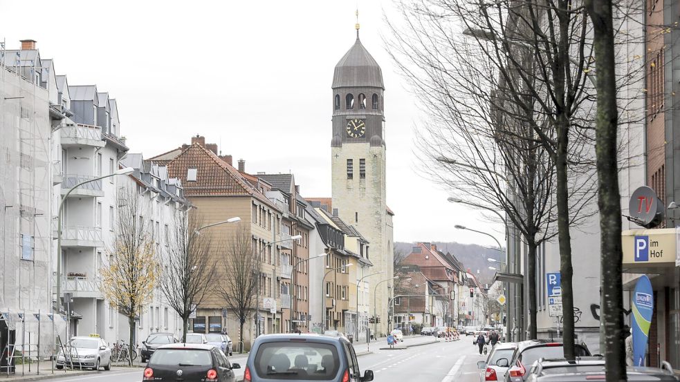 Die Osnabrücker Lutherkirche ist eines der markantesten Wahrzeichen des Stadtteils Schölerberg. Wie bewerten die Befragten das Viertel in unserer Zufriedenheitsumfrage? Foto: Jörn Martens