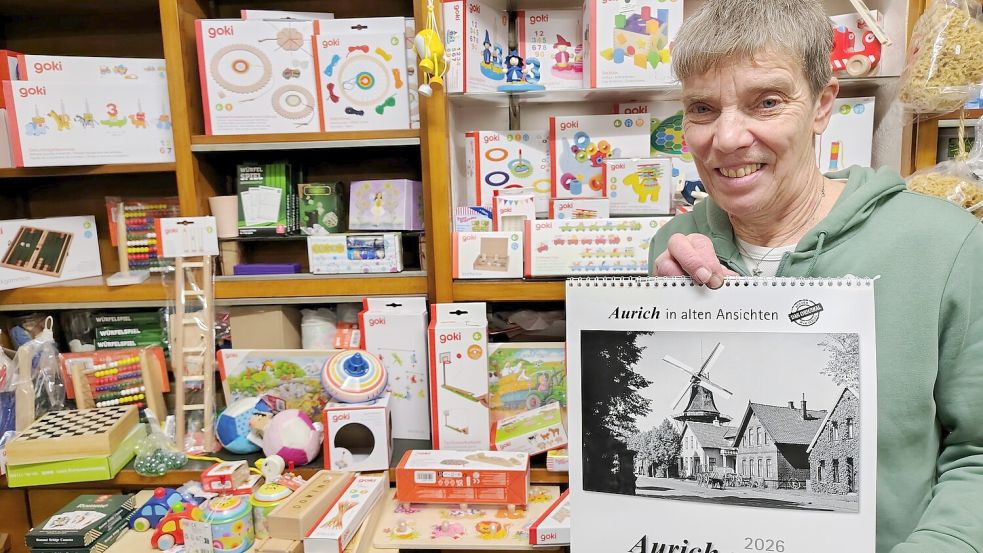 Almuth Maaß hat wieder im Fotofundus ihrer Drogerie nach schönen Motiven aus der Auricher Vergangenheit gesucht. Und einiges gefunden. Foto: Karin Böhmer