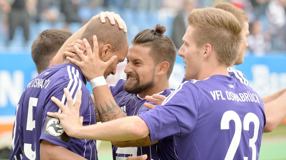 Sie wissen, wie man den SV Wehen Wiesbaden schlägt: Dave Pisot, Marcos Alvarez und Michael Hohnstedt jubeln während des 4:0-Sieges des VfL Osnabrück vor über zehn Jahren im September 2015. Foto: Helmut Kemme