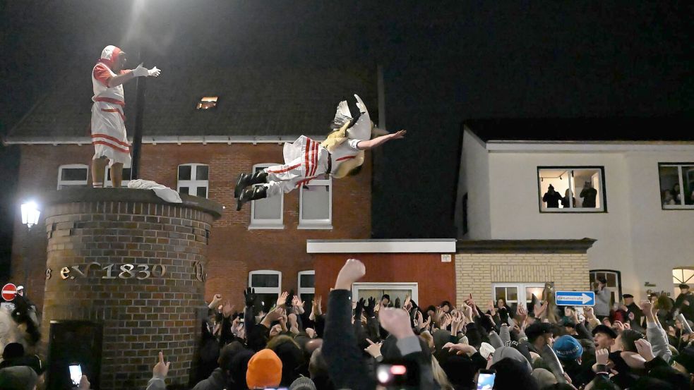Der Höhepunkt des Klaasohm-Fests auf Borkum ist das Springen der Klaasohms von einer Säule in die Menschenmenge. Foto: Lars Penning